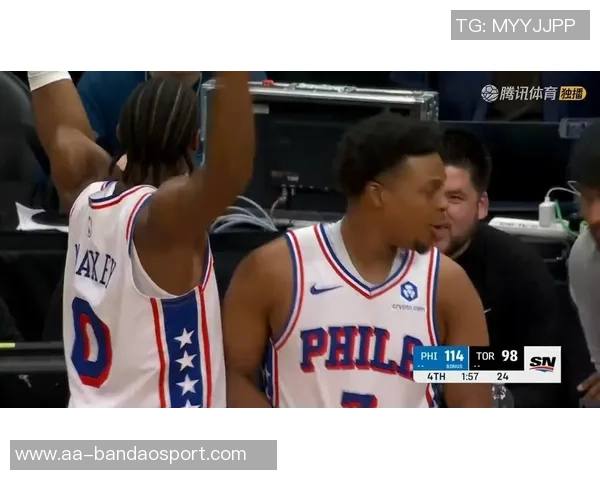 猛龙全场球迷热烈致敬洛瑞绝对功臣在垃圾时间重返赛场引发掌声