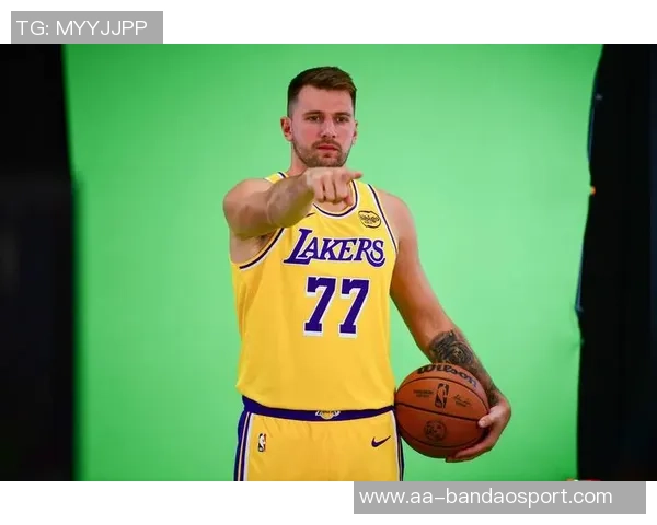 东契奇因左腿筋酸痛退赛雷迪克表示判断伤情尚需时日 东契奇因左腿筋酸痛退赛雷迪克表示判断伤情尚需时日