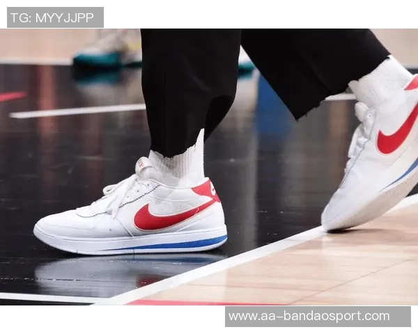 布克赛后手持库里签名鞋款Book1出席采访引发热议