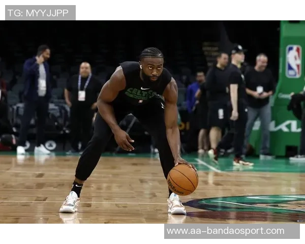 杰伦布朗盛赞小卡巅峰时期为历史上最杰出的攻防一体球员之一 杰伦布朗盛赞小卡巅峰时期为历史上最杰出的攻防一体球员之一