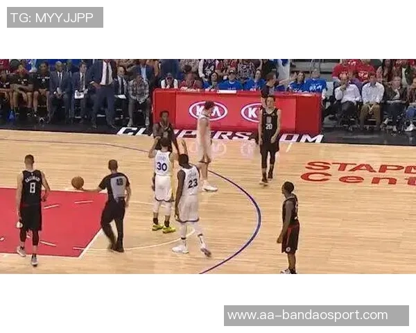 斯玛特对联盟放宽吹罚尺度表示乐观认为可以增加犯规次数以求胜利 斯玛特对联盟放宽吹罚尺度表示乐观认为可以增加犯规次数以求胜利